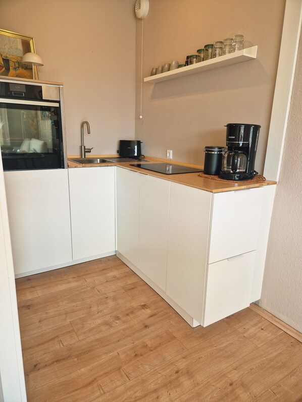 Fridge, oven, stovetop, coffee/tea maker