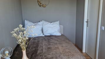 1 habitación, tabla de planchar con plancha y cuna de viaje