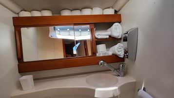 SĂšche-cheveux, serviettes fournies, savon, papier toilette