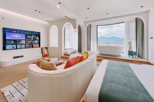 ห้องซูพีเรียสวีท | เครื่องนอนระดับพรีเมียม, ผ้านวมขนเป็ด, เตียงเมมโมรีโฟม, Wi-Fi ฟรี