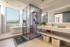 Suite de lujo, varias camas | Baño | Amenidades de baño gratuitas, secadora de cabello, pantuflas, toallas 