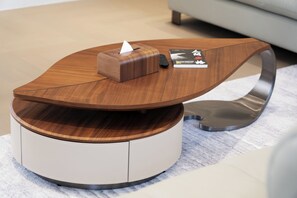 Suite de lujo, varias camas | Área de sala de estar | Bocina smart y impresora 