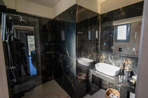 Shower, hair dryer, bidet, towels - 3-bedroom villa in lovely Lefkada with AC, fitness room, WiFi (Lefkada)