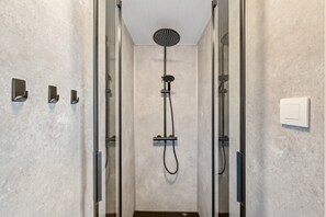 Douche, sèche-cheveux