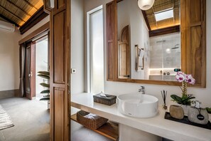 Vila superluxo, varanda, vista para a piscina | Banheiro | Secador de cabelo, toalhas de banho, sabonete, shampoo