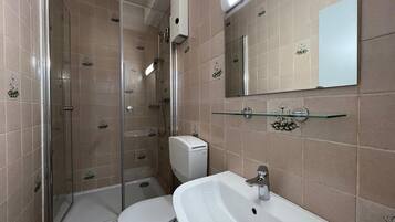 Dusche, Haartrockner, Handtücher, Toilettenpapier