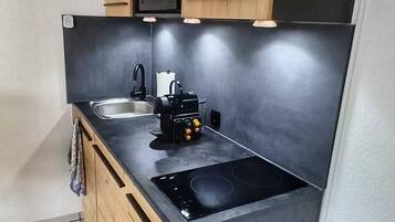 Kühlschrank, Mikrowelle, Herdplatte, Geschirrspüler