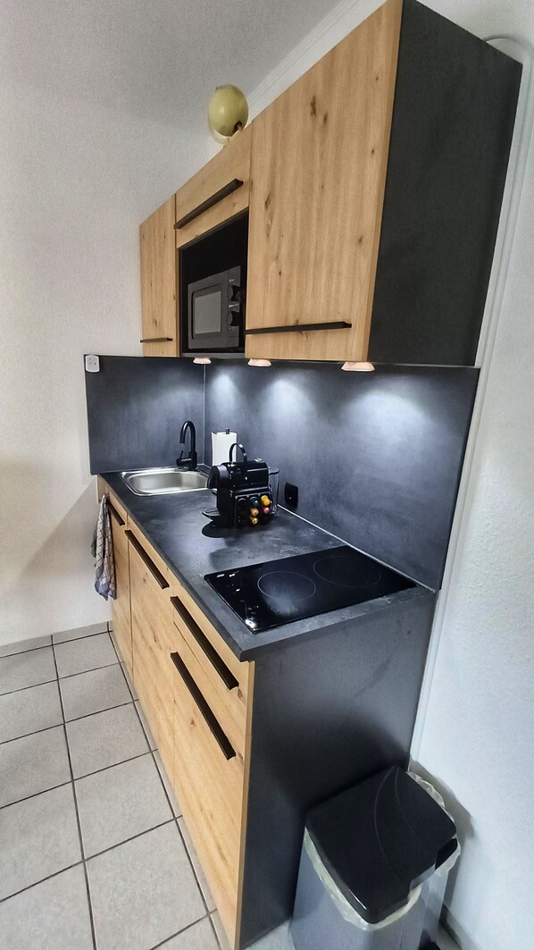 Kjøleskap, mikrobølgeovn, kokeplater og oppvaskmaskin