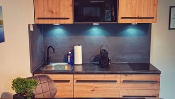 Kühlschrank, Mikrowelle, Herdplatte, Geschirrspüler