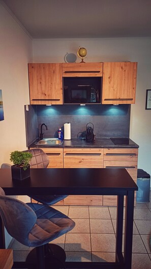 Kjøleskap, mikrobølgeovn, kokeplater og oppvaskmaskin