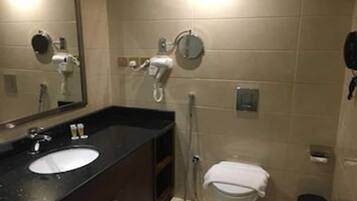 Een douche, een haardroger, een bidet, handdoeken