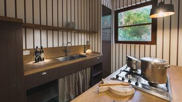 Refrigerador, horno, placa de cocina, mesa de comedor