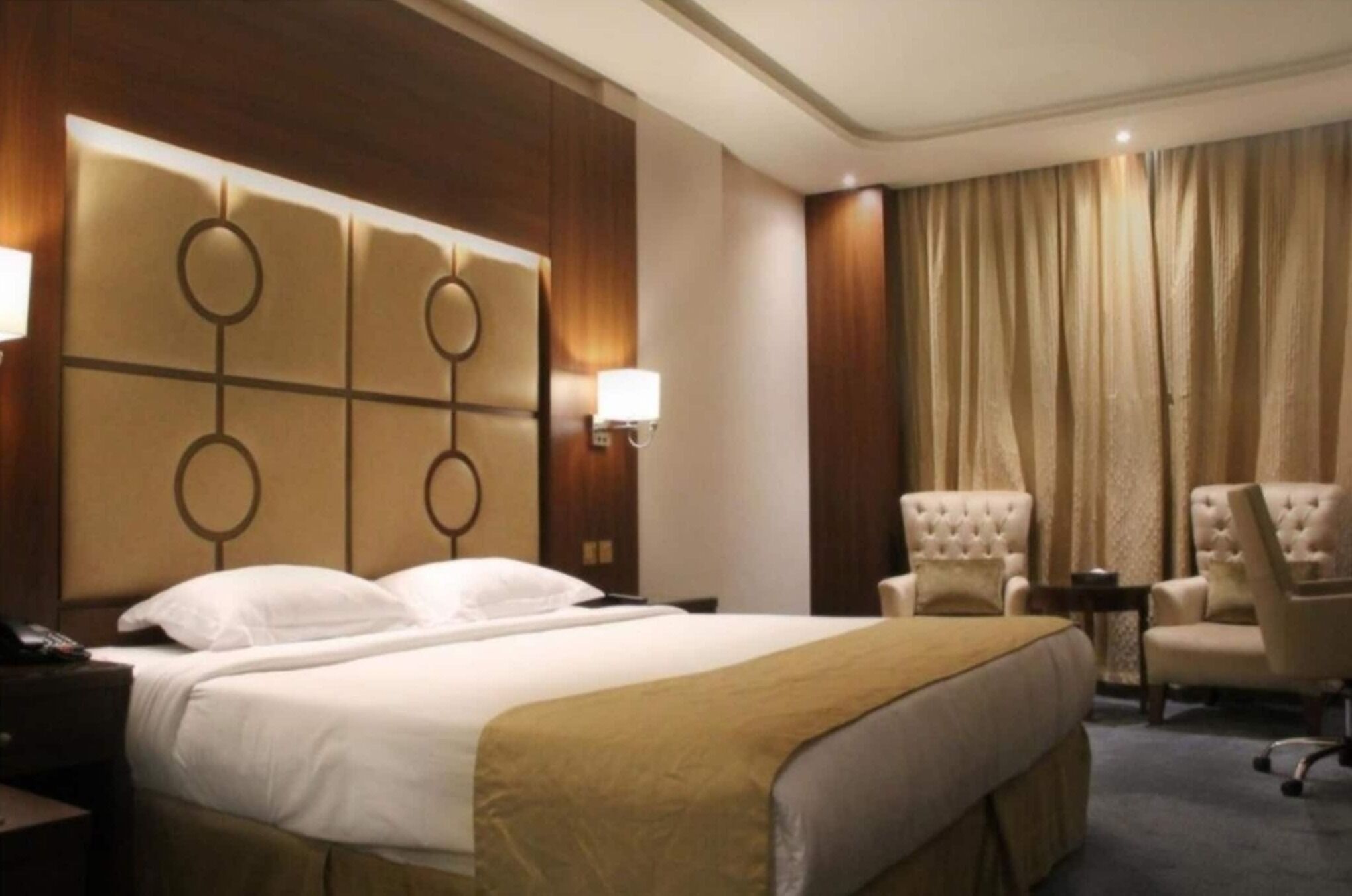 1 Schlafzimmer, Schreibtisch, Bettwäsche