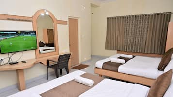 Habitación cuádruple familiar, 2 camas de matrimonio, balcón, vistas al jardín | Escritorio