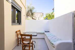 Apartment - Azure Seaside Retreat in the Heart of Petalidi (Messini)