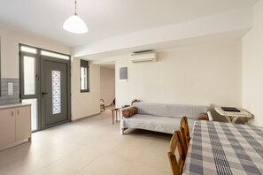 Apartment - Azure Seaside Retreat in the Heart of Petalidi (Messini)