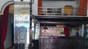 A reception area with a counter, a decorative wall, and a patterned floor mat. - Hotel O Depok near Bhayangkara BRIMOB Hospital Formerly Hotel Mutiara Kelapa Dua Depok (Depok)