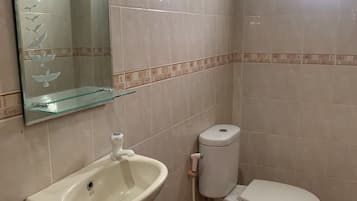 Habitación doble Deluxe | Baño | Regadera, amenidades de baño gratuitas, bidet, toallas