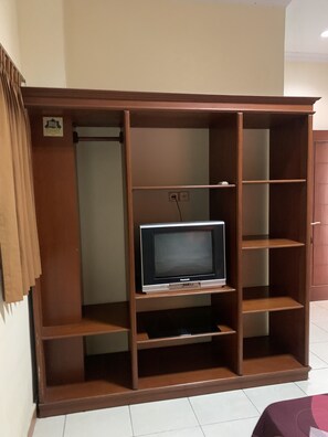 Deluxe Twin Room | Desk, free WiFi, bed sheets - Hotel O Depok near Bhayangkara BRIMOB Hospital Formerly Hotel Mutiara Kelapa Dua Depok (Depok)