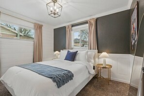 4 quartos, escrivaninha, ferros/tábuas de passar roupa