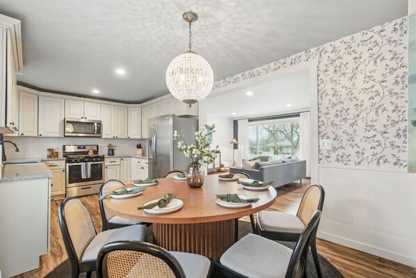 Geladeira, micro-ondas, fogão, cooktop