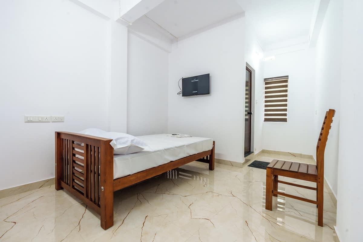 Basic Double Room, City View | WiFi (free), bed sheets