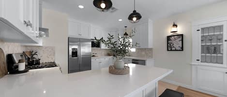 Coffee/tea maker, fridge, microwave, oven