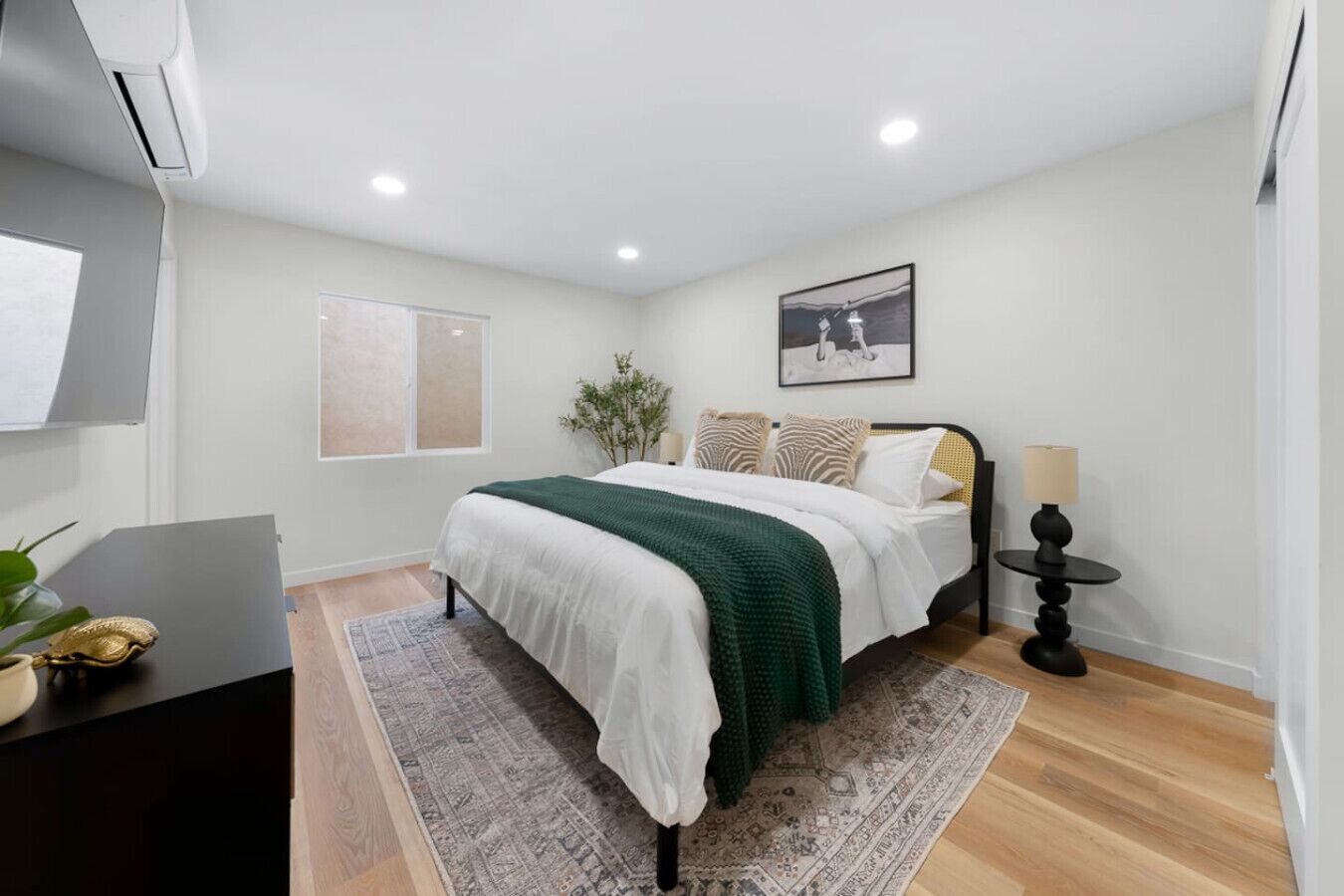 Desk, iron/ironing board, WiFi, bed sheets
