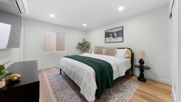 Desk, iron/ironing board, WiFi, bed sheets