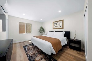 2 bedrooms, iron/ironing board, WiFi, bed sheets - Sophisticated Comfort 2BR Condo w/ Parking (San Diego)