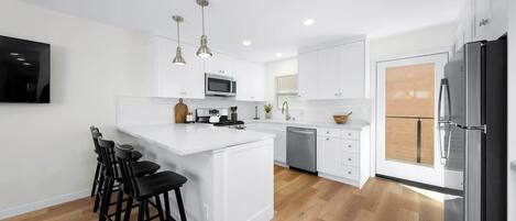 Réfrigérateur, micro-ondes, four, plaque de cuisson