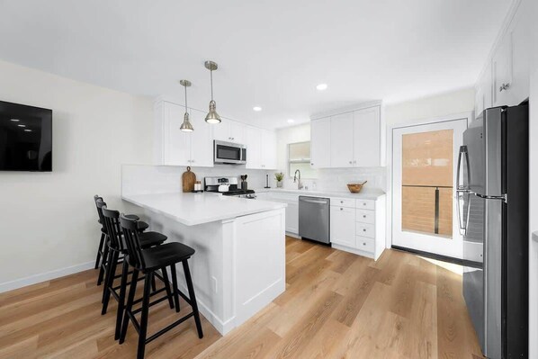 Fridge, microwave, oven, stovetop - Sophisticated Comfort 2BR Condo w/ Parking (San Diego)