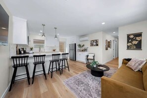 TV, offices - Sophisticated Comfort 2BR Condo w/ Parking (San Diego)
