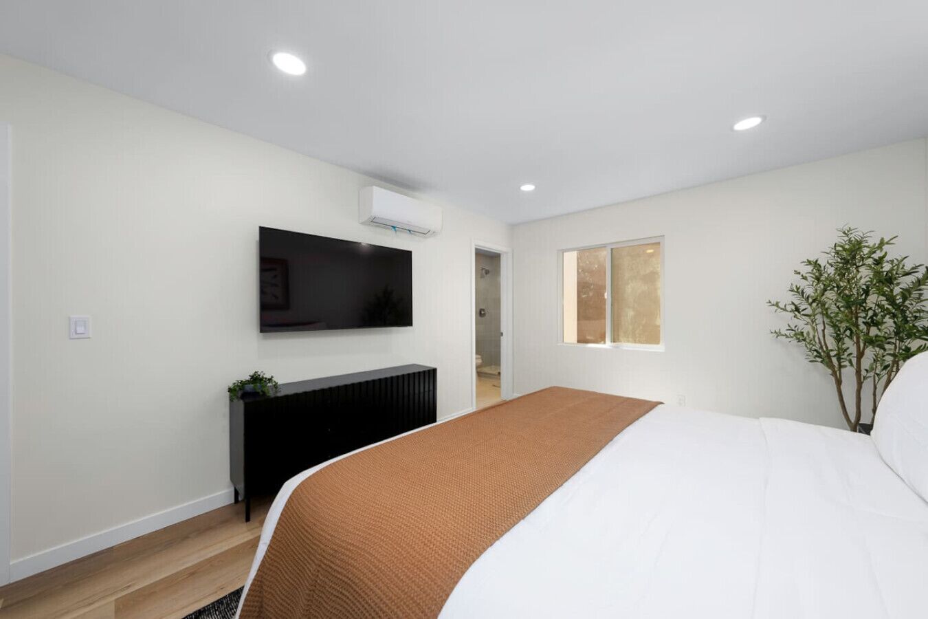 Desk, iron/ironing board, WiFi, bed sheets
