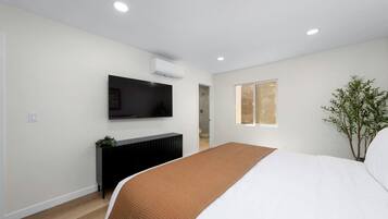 Desk, iron/ironing board, WiFi, bed sheets