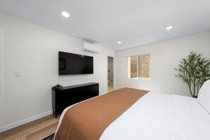 Desk, iron/ironing board, WiFi, bed sheets