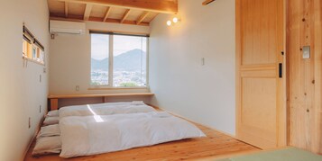 Cubrecamas, tabla de planchar con plancha, wifi gratis y ropa de cama 