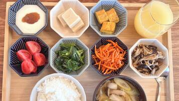 Una bandeja con diversos alimentos, como arroz, tofu y verduras.