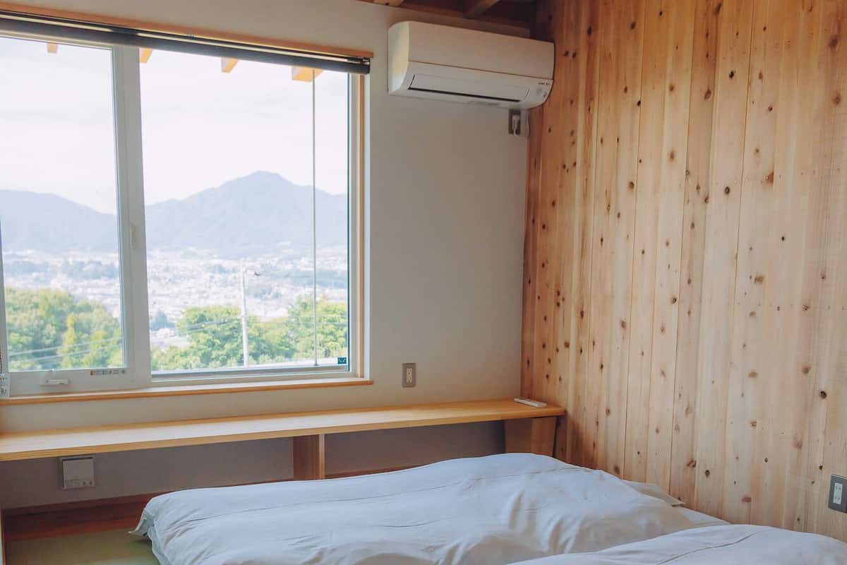 Down duvets, iron/ironing board, free WiFi, bed sheets