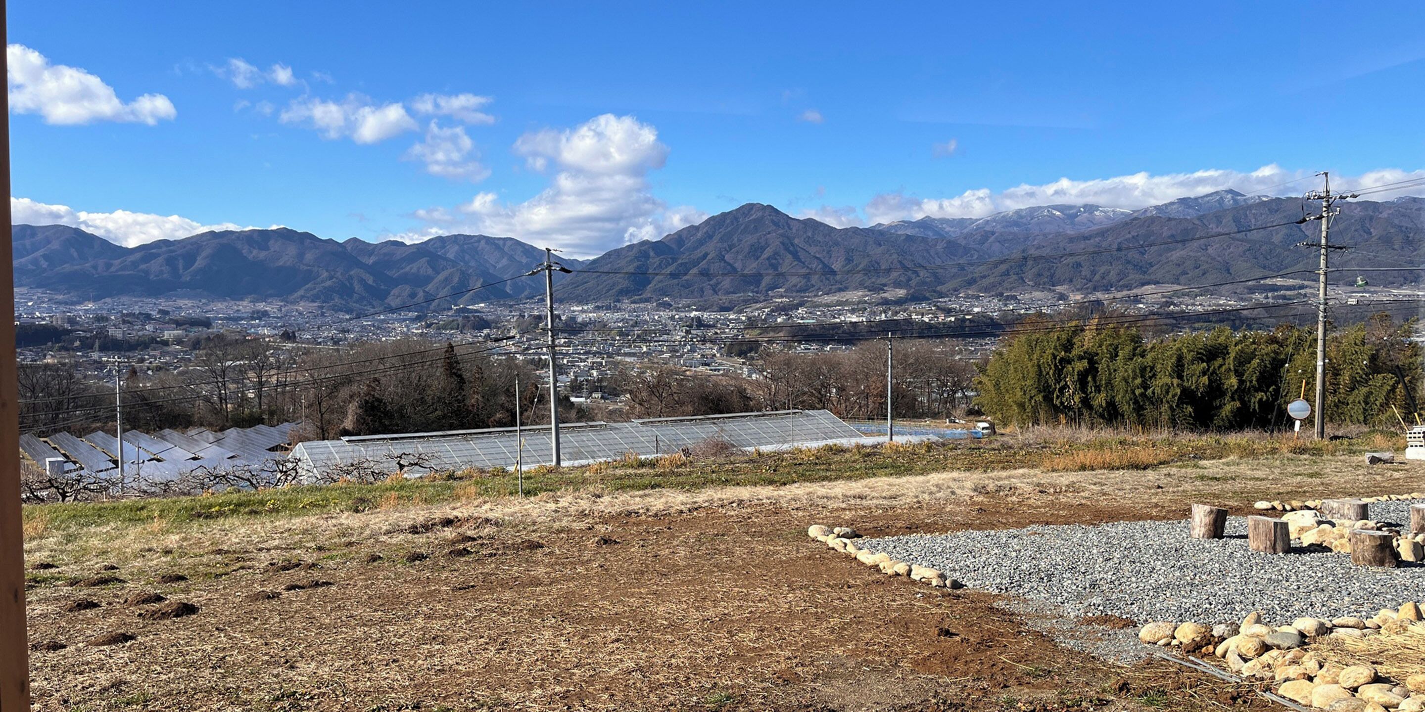 Vista de un paisaje montañoso con un pueblo en el valle.