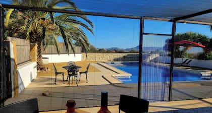 Casita-2guests-pool-patio-bbq-parking-fireplace