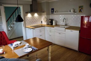 Kjøleskap, ovn, kokeplater og oppvaskmaskin