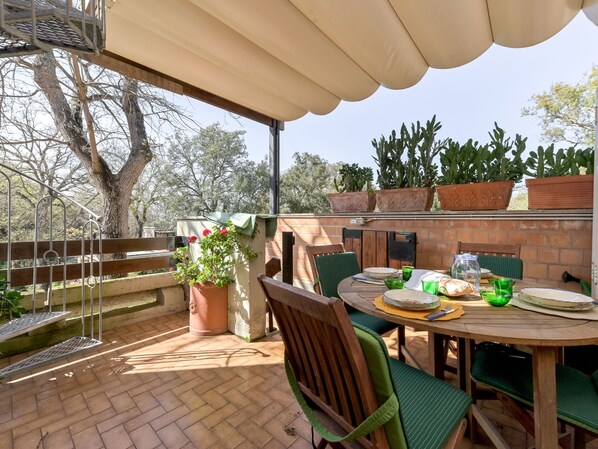 Outdoor dining