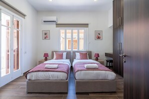 Apartamento básico, 2 habitaciones, balcón, vistas a la ciudad | 2 dormitorios, ropa de cama de alta calidad, decoración individual