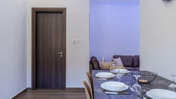 Apartamento básico, 2 quartos, sacada, vista para a cidade | Cozinha privada | Geladeira grande, micro-ondas, fogão, cooktop