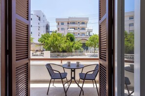 2 bedrooms, premium bedding, individually decorated - Aura 2-Bedroom Apartment in Larnaca (Larnaca)