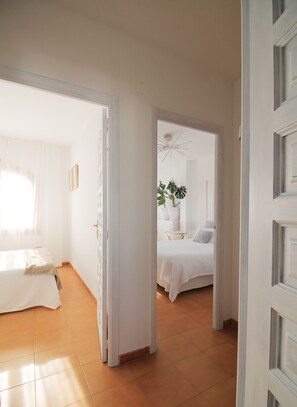 3 Schlafzimmer, Schreibtisch, Bügeleisen/Bügelbrett, Reisekinderbett