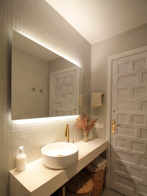 Dusche, Haartrockner, Bidet, Handtücher