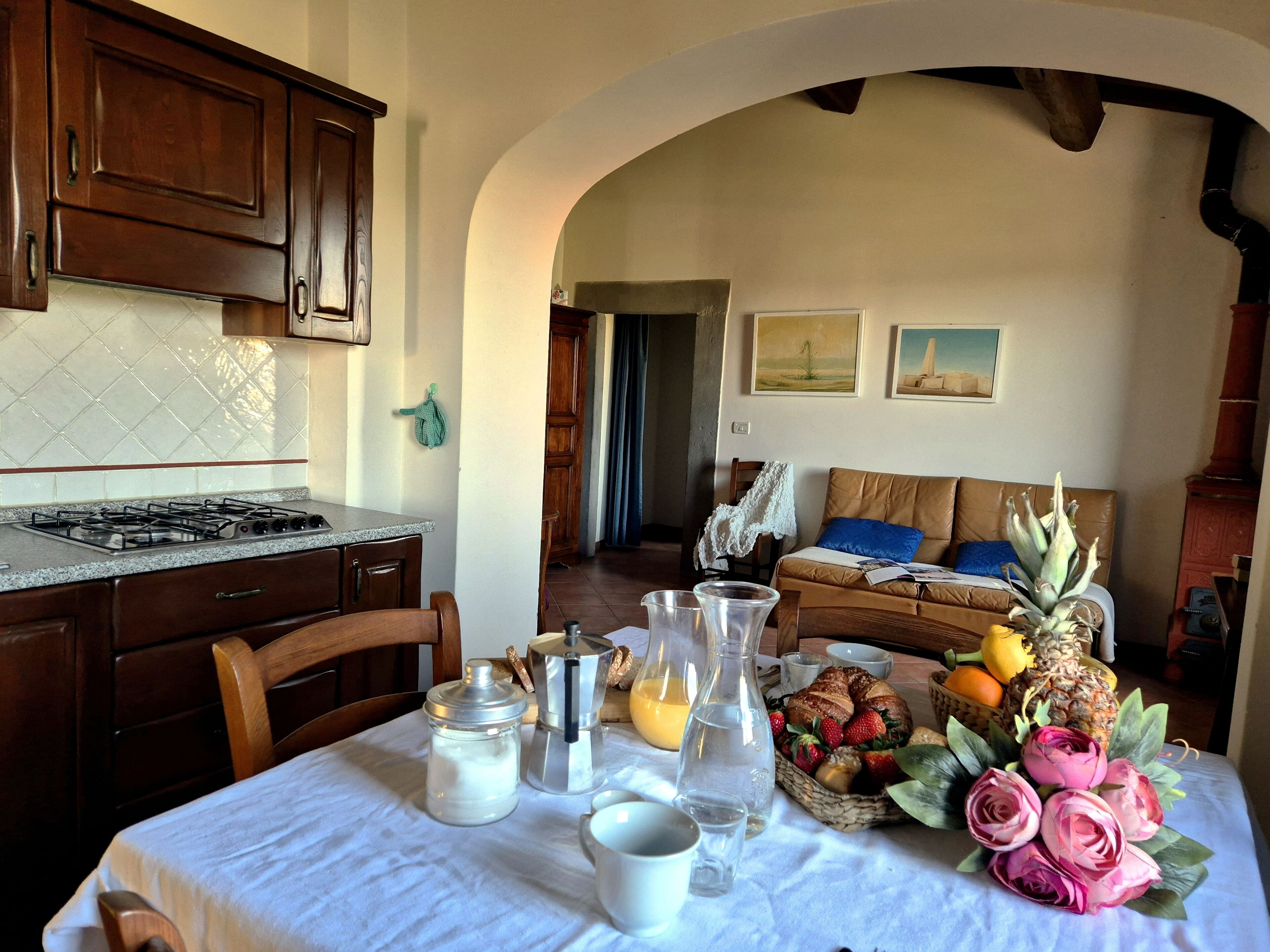 Deluxe-Apartment, 2 Schlafzimmer, Küche, Blick auf den Innenhof | Wohnbereich | 25-Zoll-Fernseher mit Kabelempfang