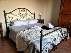 Apartamento familiar, vistas al patio | Wifi gratis y ropa de cama
